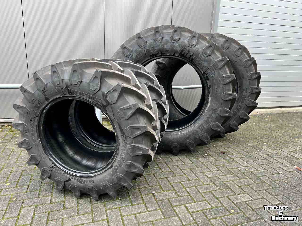 Wheels, Tyres, Rims & Dual spacers Trelleborg 540/65R34 TM 800 + 440/65R24 TM 800 (eerste montage)
