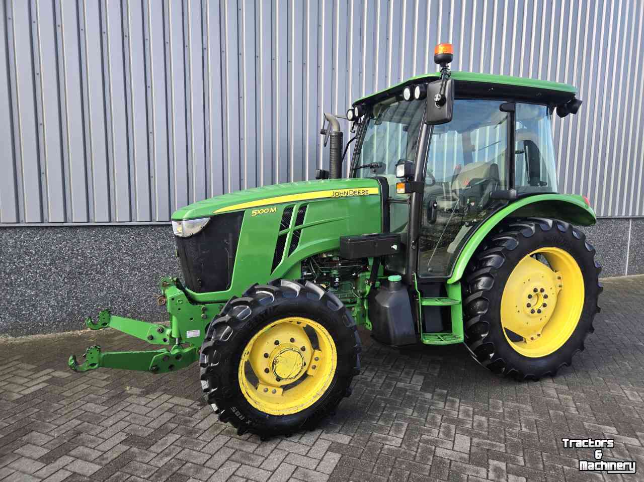 Tractor John Deere 5100M