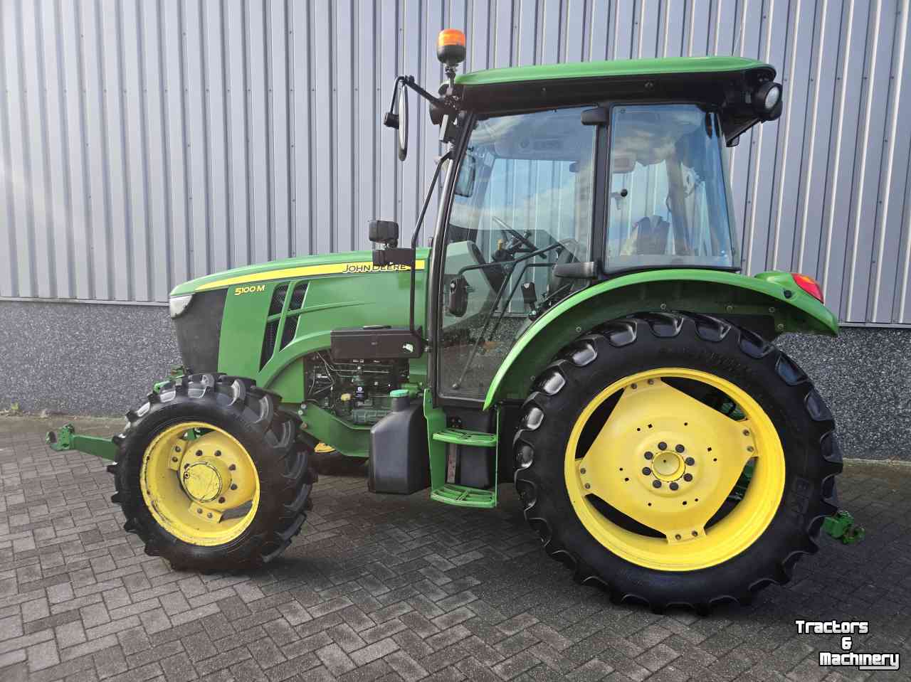 Tractor John Deere 5100M