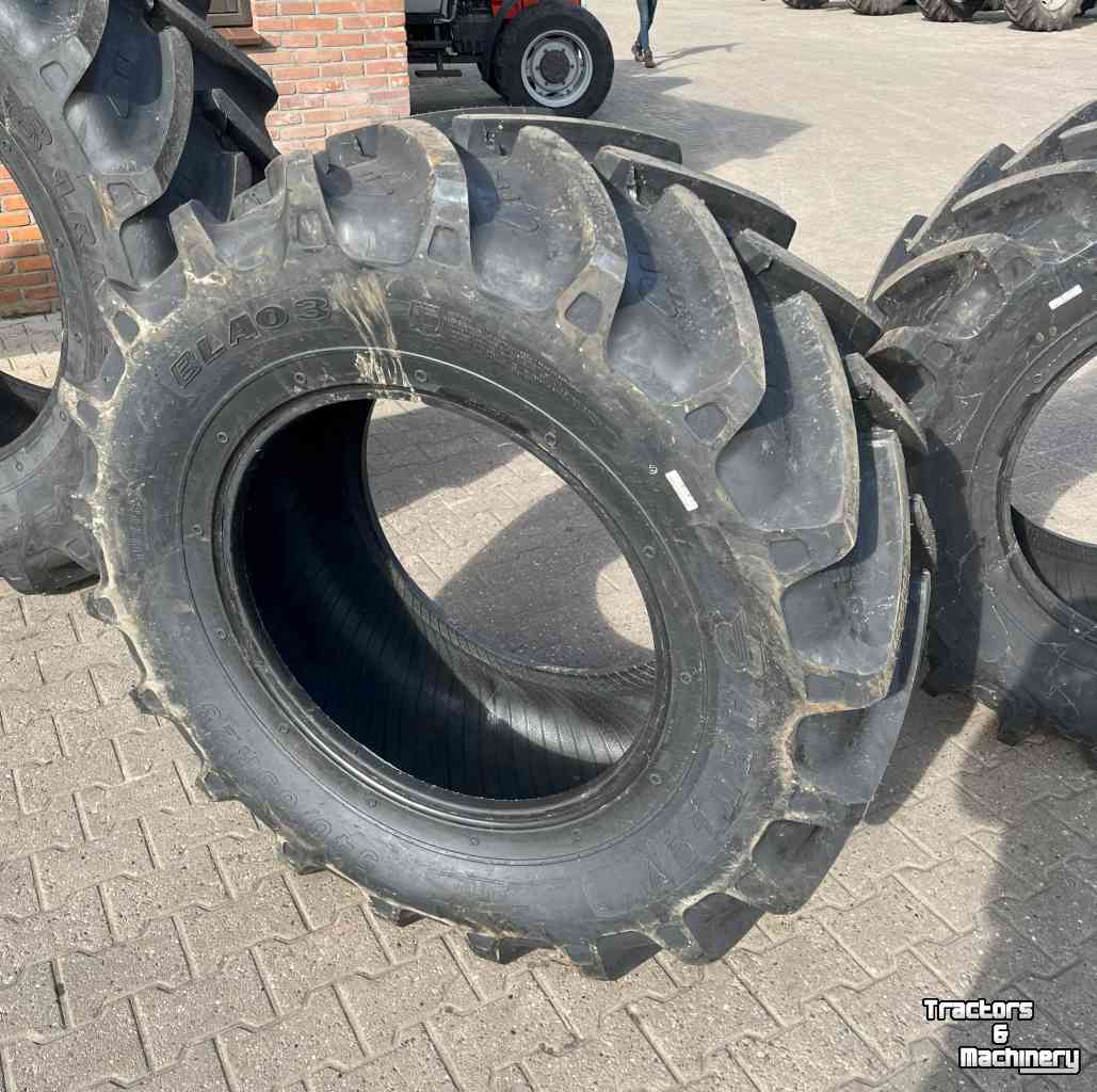Wheels, Tyres, Rims & Dual spacers  Barkley 650/65-R38 en 540/65-R28 Nieuw.