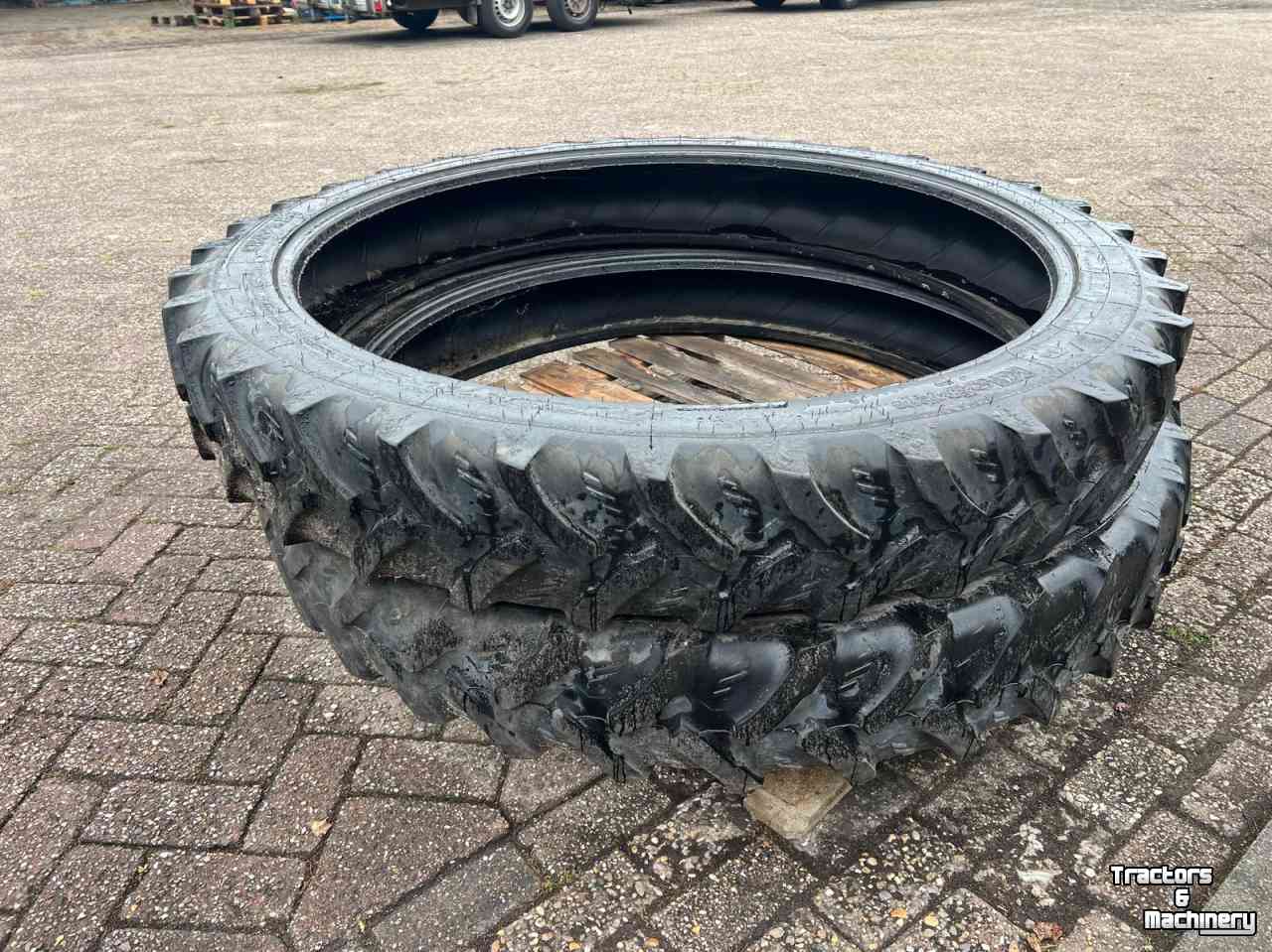 Wheels, Tyres, Rims & Dual spacers Kleber 203/95R48 set