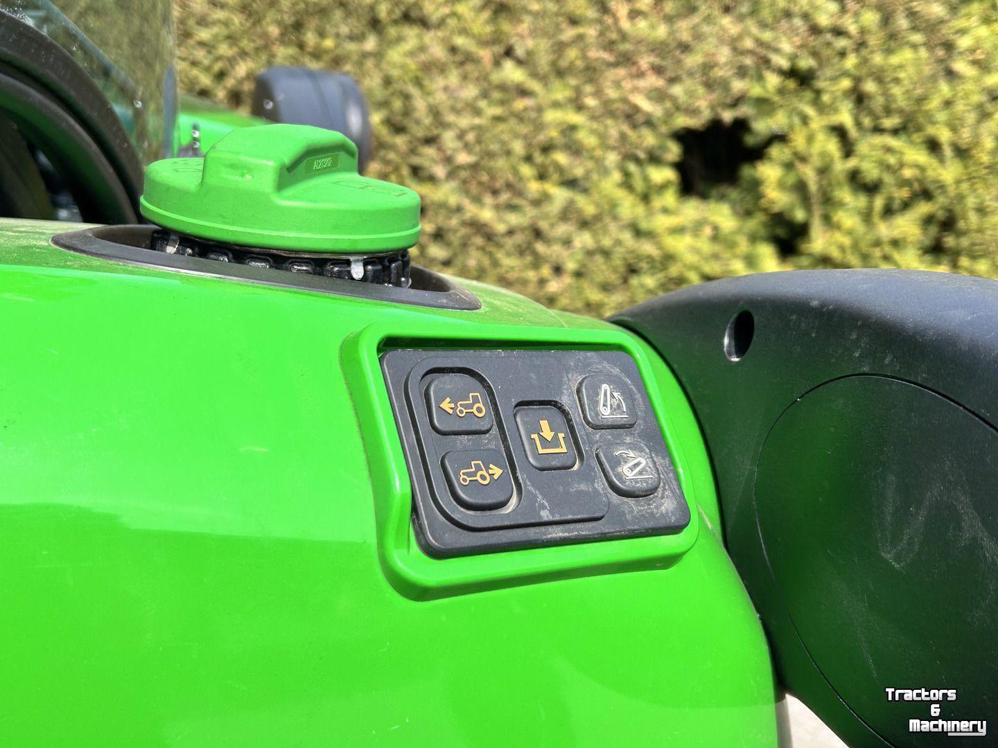 Small-track Tractor John Deere 4066R