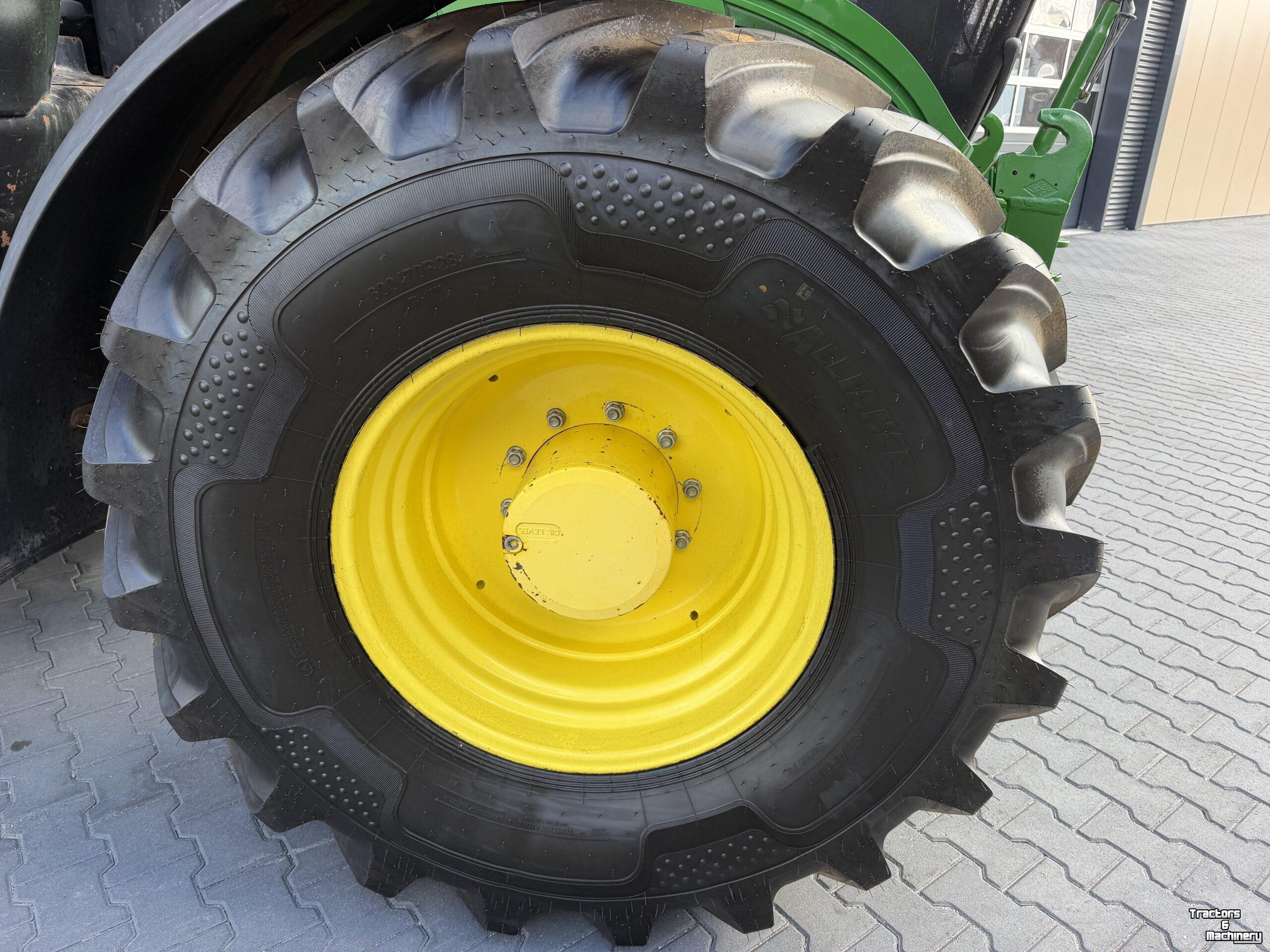 Tractor John Deere 6215R