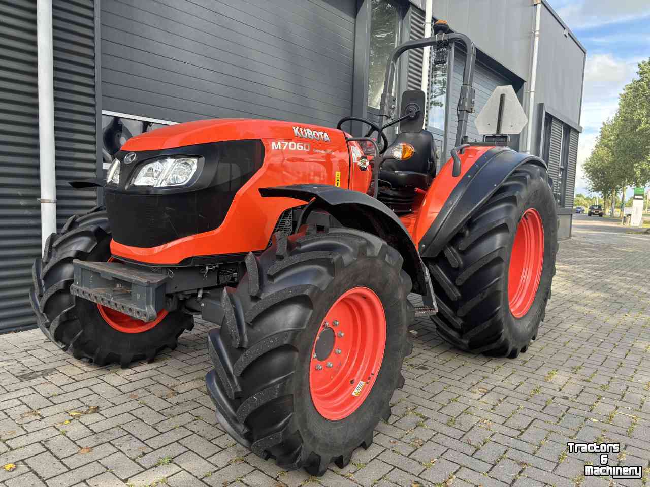 Tractor Kubota M7060 hydraulic shuttle