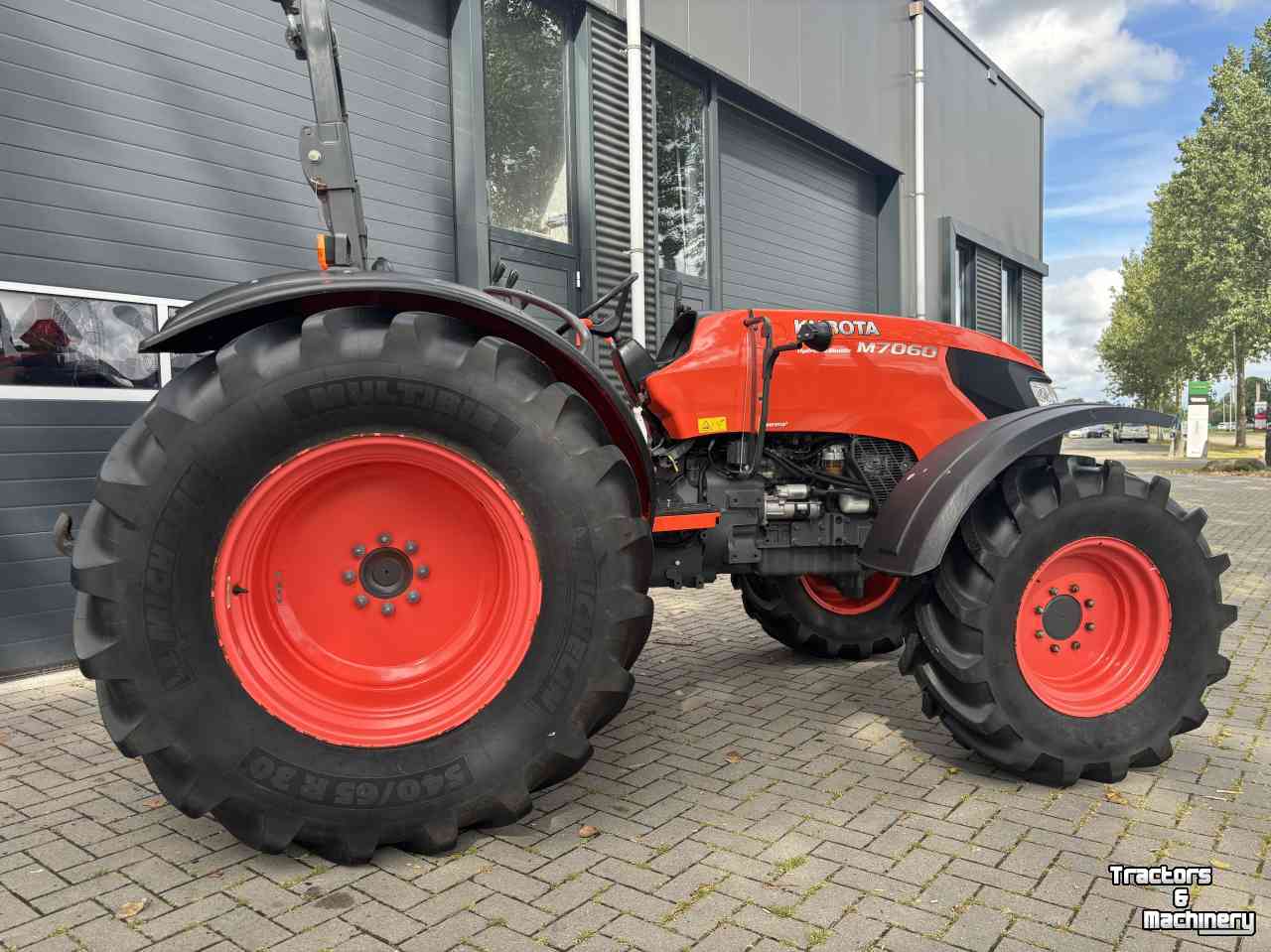Tractor Kubota M7060 hydraulic shuttle
