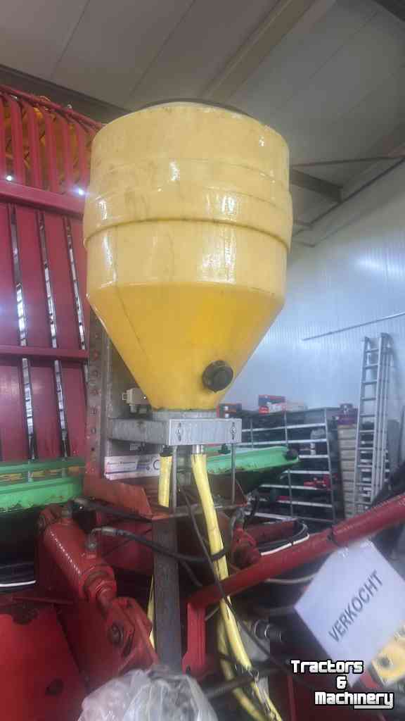 Other grassland-equipment, hay-equipment and accessories  Kuiltoegmiddel dispenser  Verdeler