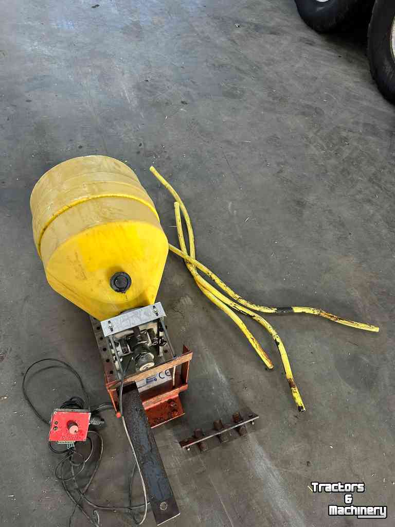 Other grassland-equipment, hay-equipment and accessories  Kuiltoegmiddel dispenser  Verdeler