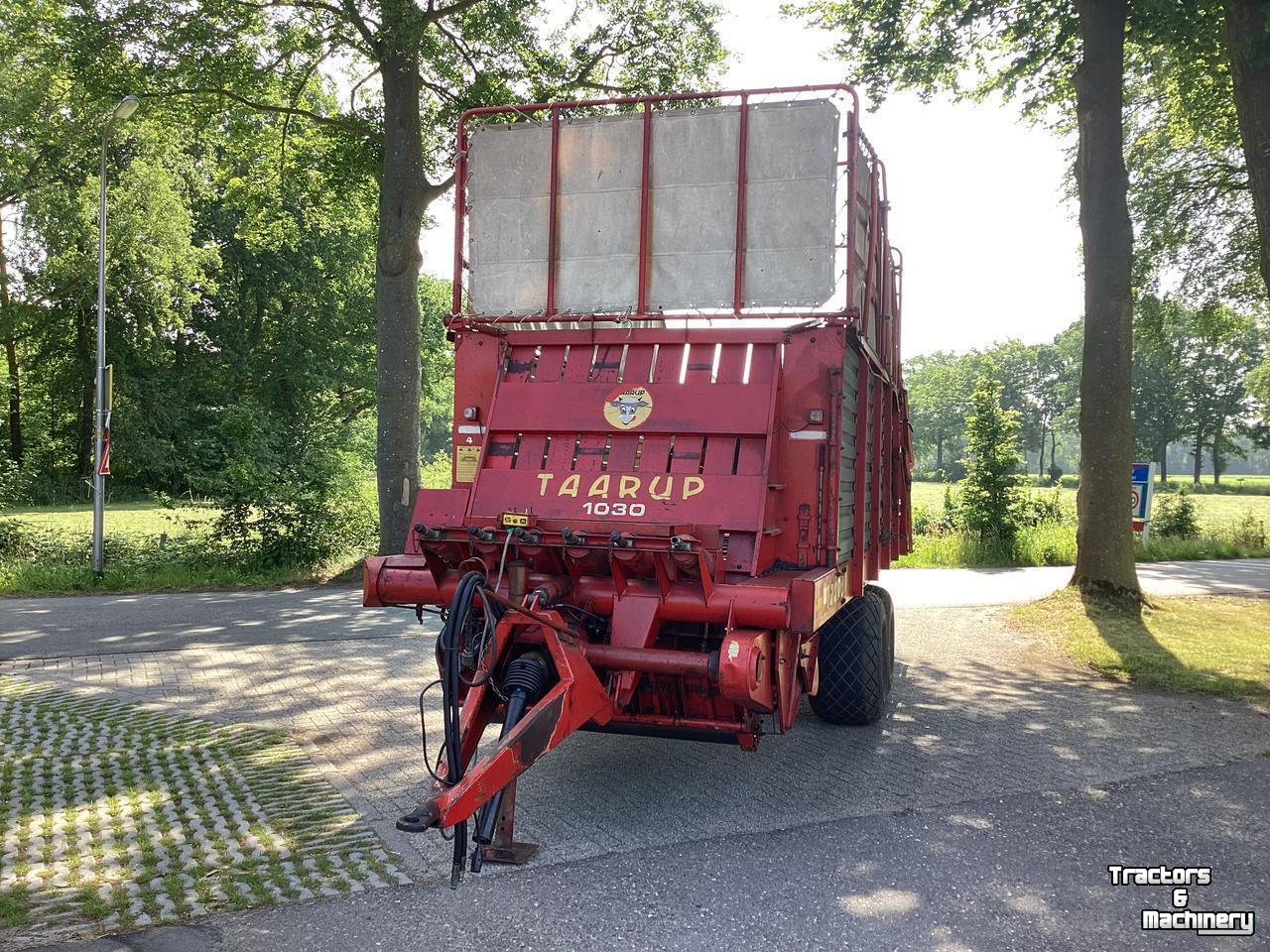 Self-loading wagon Taarup 1030