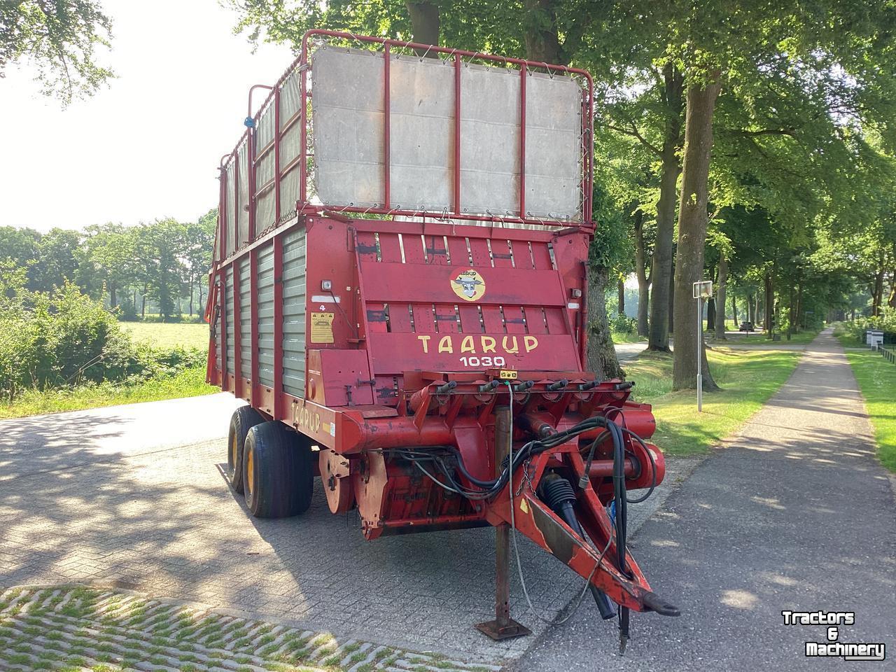 Self-loading wagon Taarup 1030