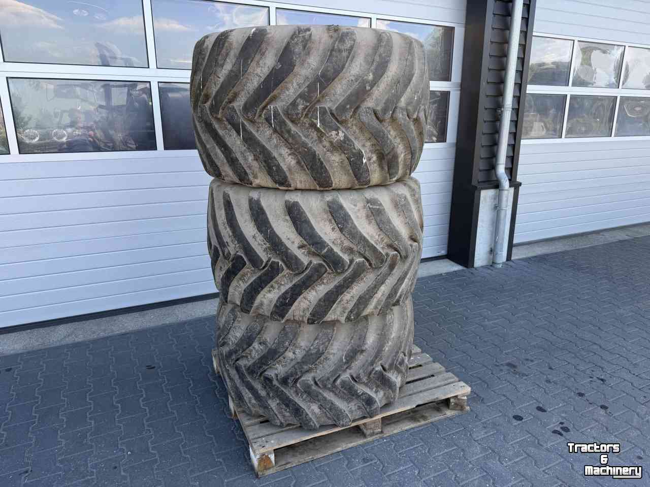 Wheels, Tyres, Rims & Dual spacers  Kraanbanden 3x Alliance 650/45-22.5 banden