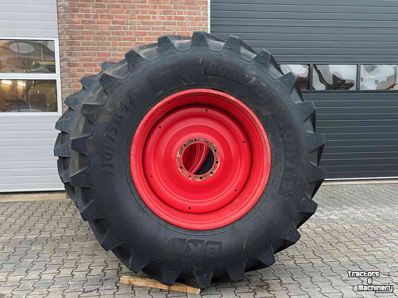 Wheels, Tyres, Rims & Dual spacers BKT 710/ 75 - r 42