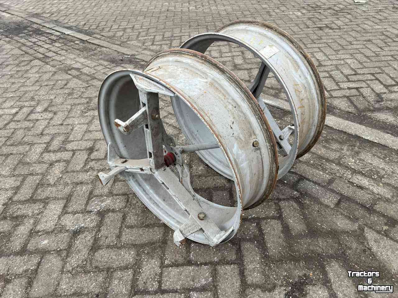 Wheels, Tyres, Rims & Dual spacers Molcon W8x28 3 ster dubbellucht