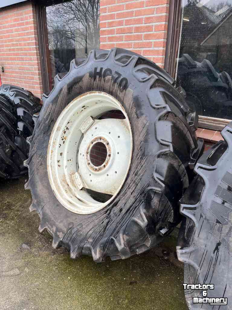 Wheels, Tyres, Rims & Dual spacers Mitas AC70 520/70R38 en 420/70R28 wielen