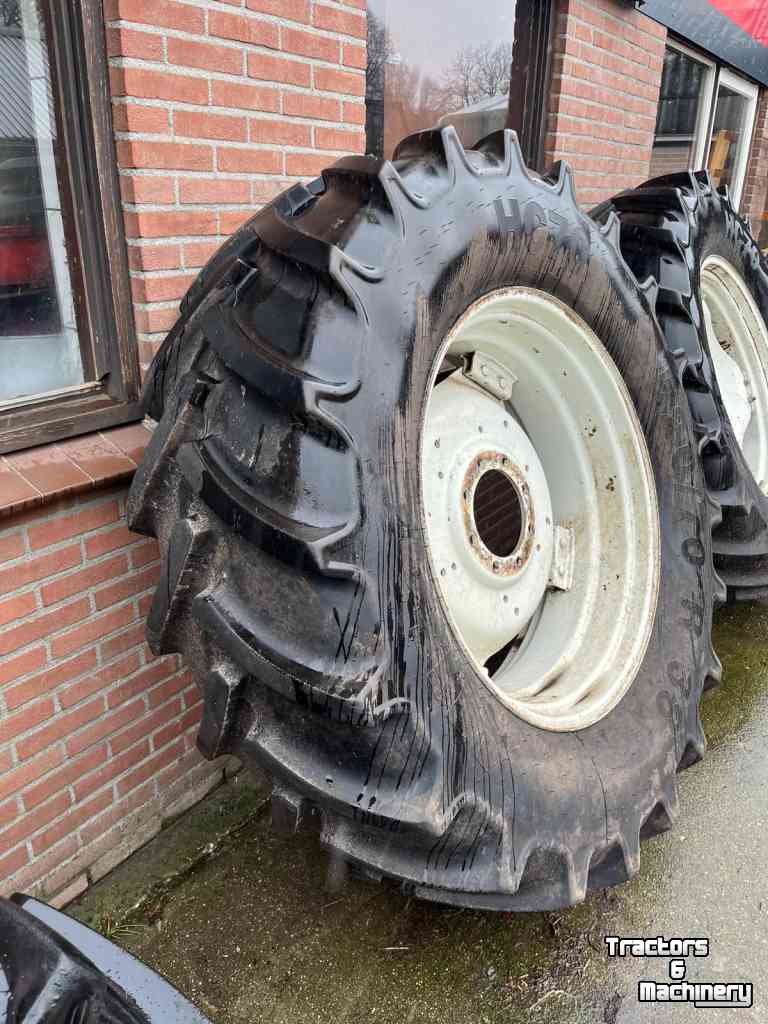Wheels, Tyres, Rims & Dual spacers Mitas AC70 520/70R38 en 420/70R28 wielen