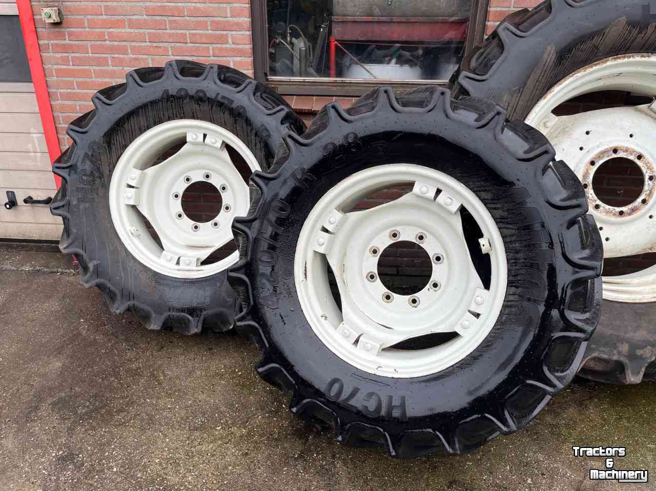Wheels, Tyres, Rims & Dual spacers Mitas AC70 520/70R38 en 420/70R28 wielen
