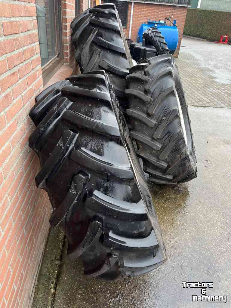 Wheels, Tyres, Rims & Dual spacers Mitas AC70 520/70R38 en 420/70R28 wielen