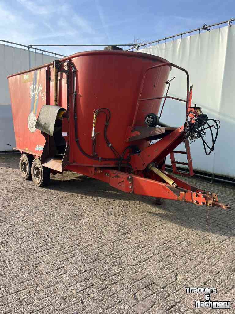 Vertical feed mixer Peecon Biga Twin Eco 15 m3 voermengwagen