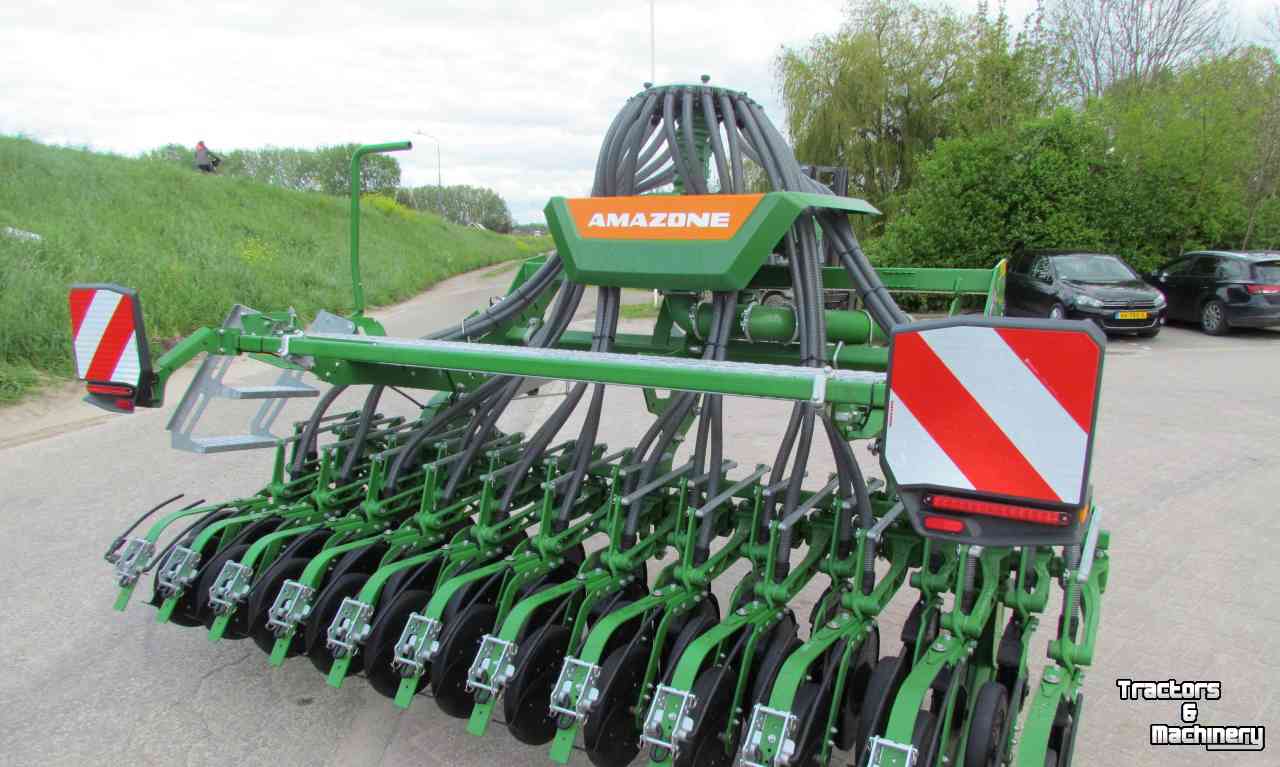 Seed drill Amazone Avant 3002 Aanbouwzaaimachine