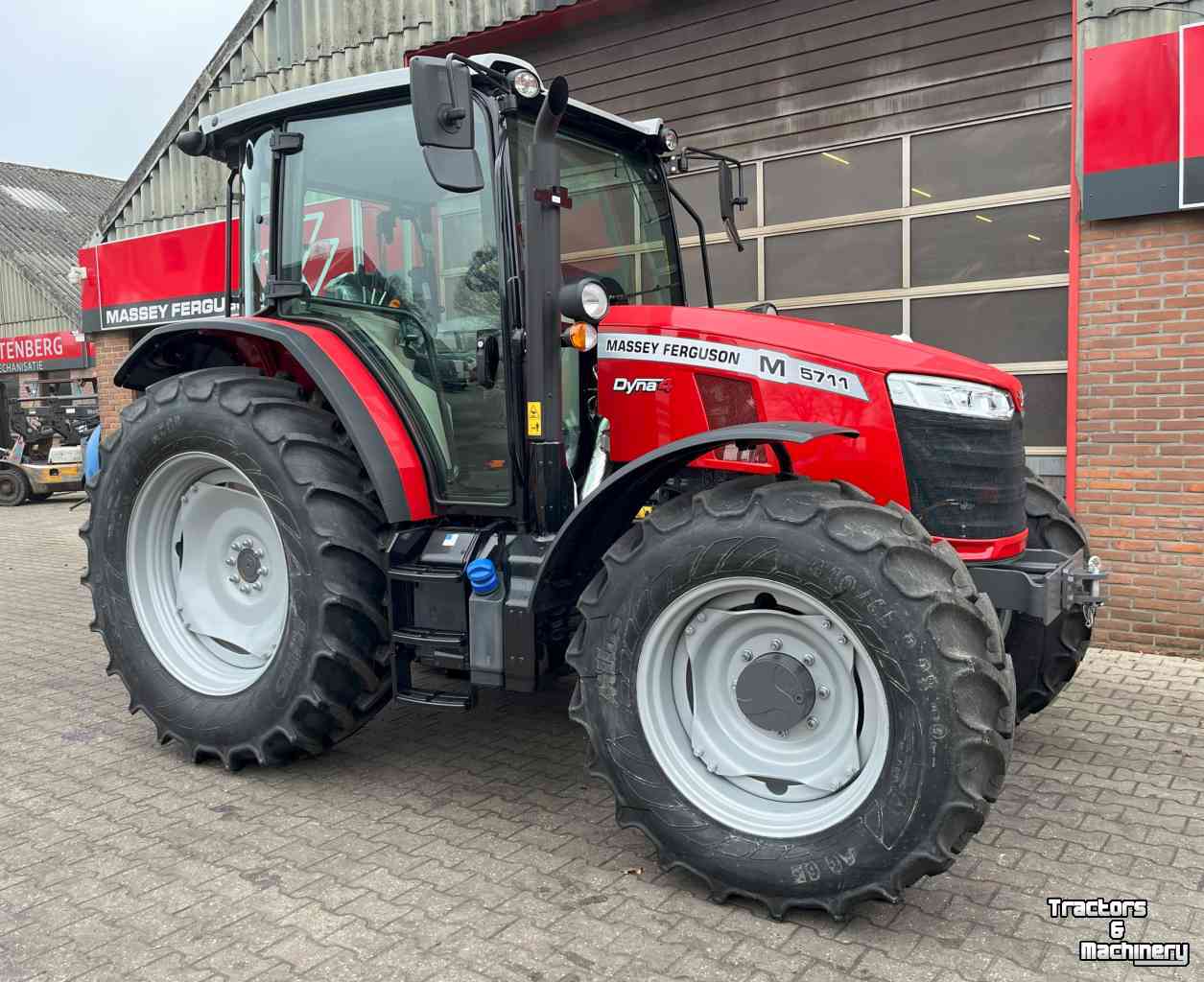 Tractors Massey Ferguson 5711M Dyna-4 *Verkocht*