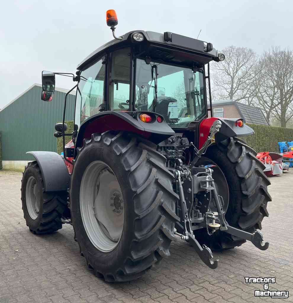 Tractors Massey Ferguson 5711M Dyna-4 *Verkocht*