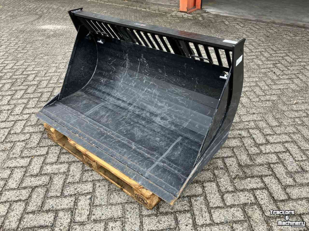 Skeleton buckets Giant Puinbak