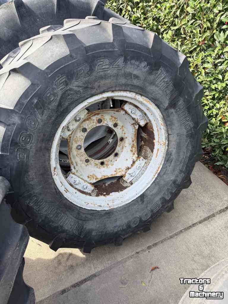 Wheels, Tyres, Rims & Dual spacers Case-IH set velgen 24 inch, met 14.9-24 banden erop
