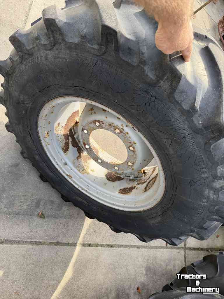 Wheels, Tyres, Rims & Dual spacers Case-IH set velgen 24 inch, met 14.9-24 banden erop