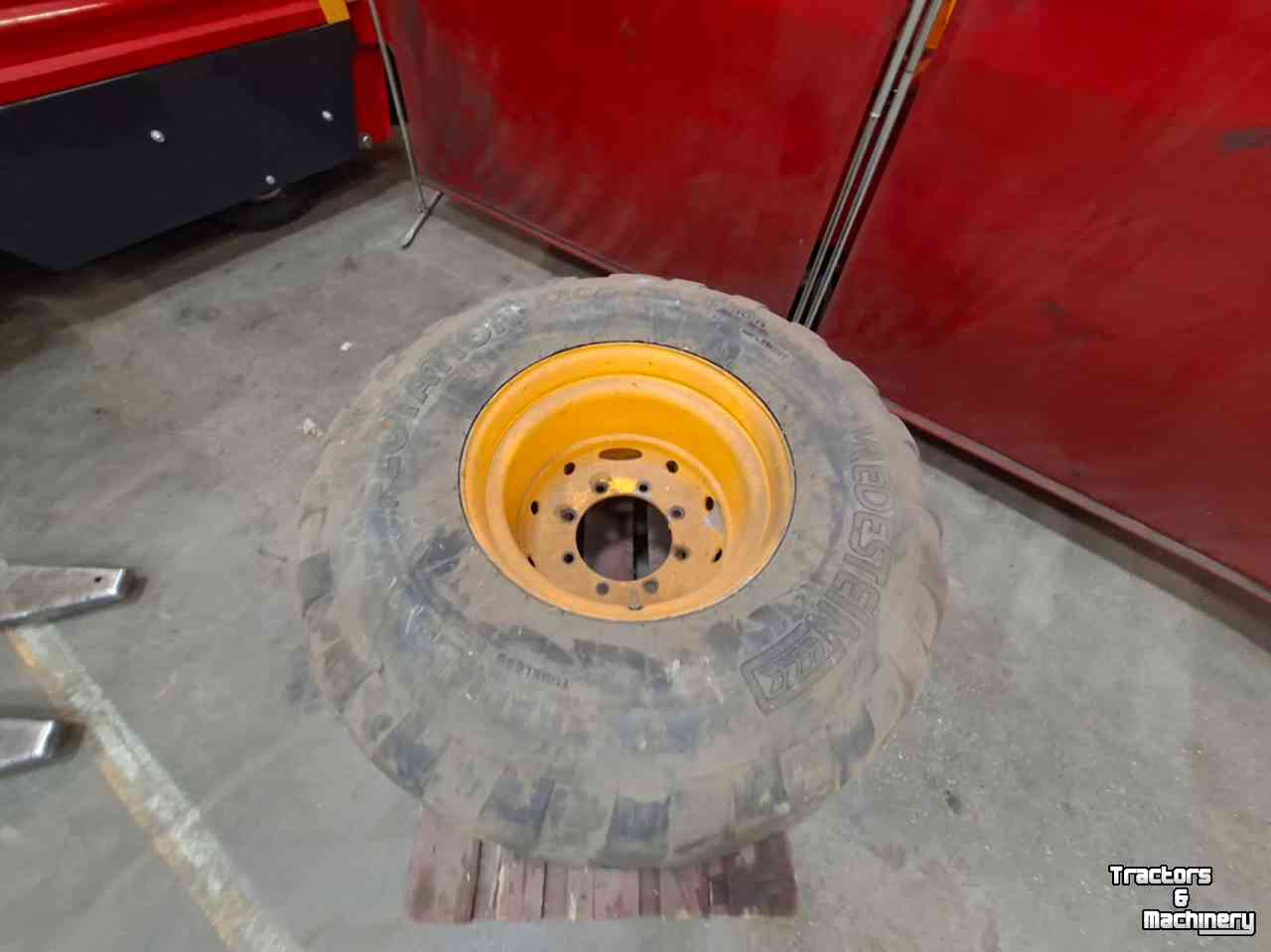 Wheels, Tyres, Rims & Dual spacers Vredestein 620/50R22.5 FlotationPRO