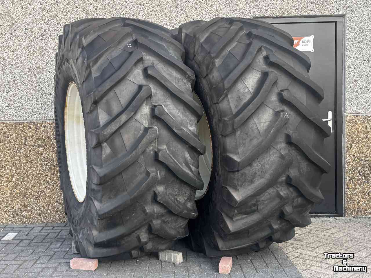 Wheels, Tyres, Rims & Dual spacers Trelleborg Set TM900  800/70R38 op velg asgat 280/335/10gaats  48mm