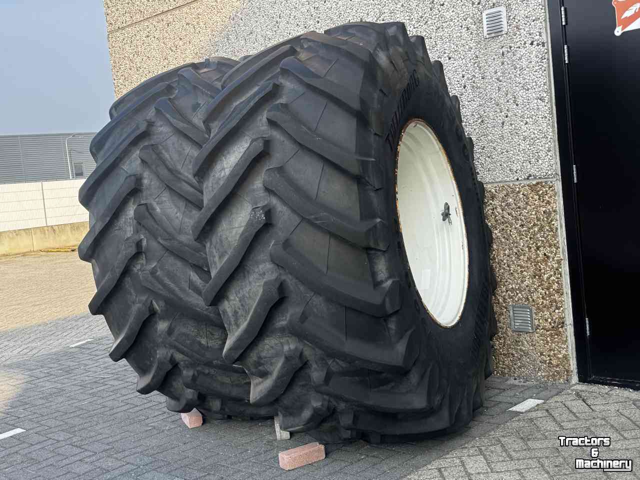 Wheels, Tyres, Rims & Dual spacers Trelleborg Set TM900  800/70R38 op velg asgat 280/335/10gaats  48mm