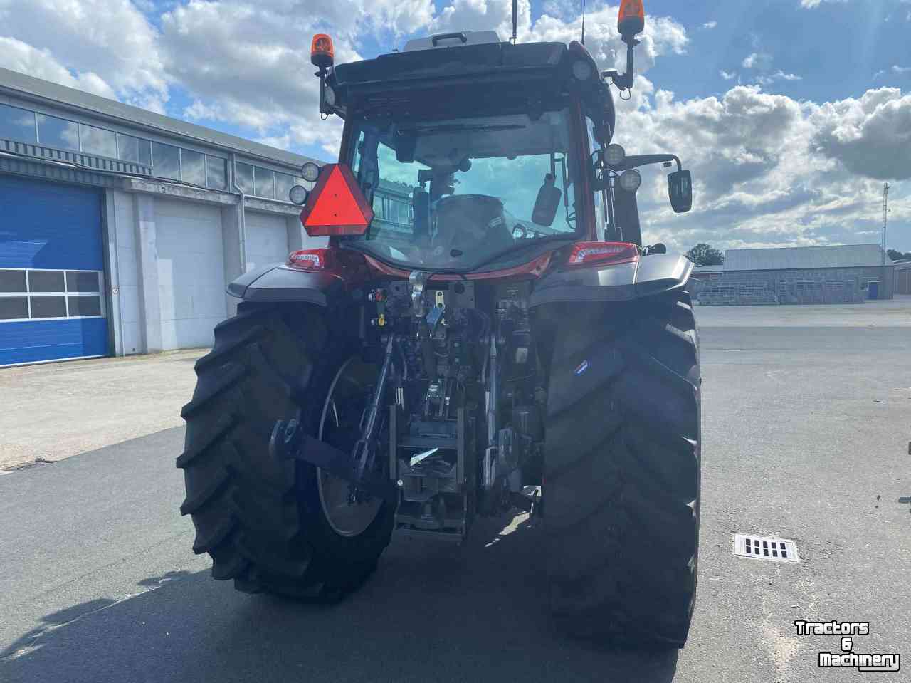 Tractors Valtra G135A