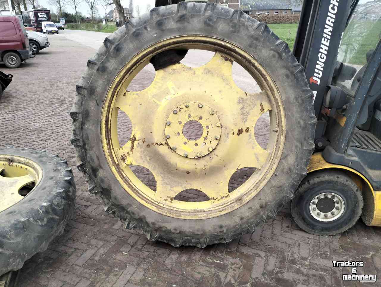 Wheels, Tyres, Rims & Dual spacers  300/95R46 steek 140/205/8