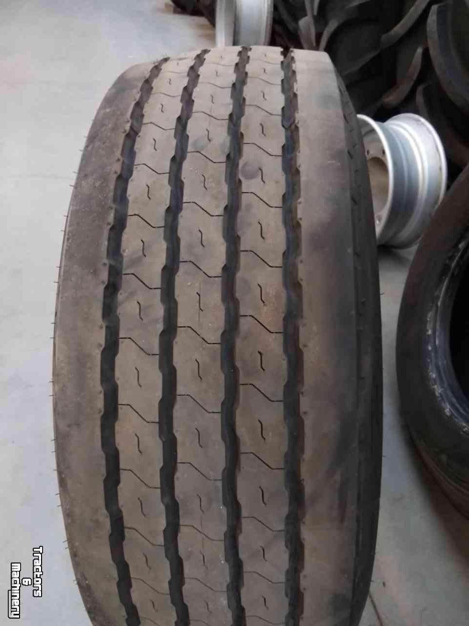 Wheels, Tyres, Rims & Dual spacers Good Year 285/70R19.5 K MaxT