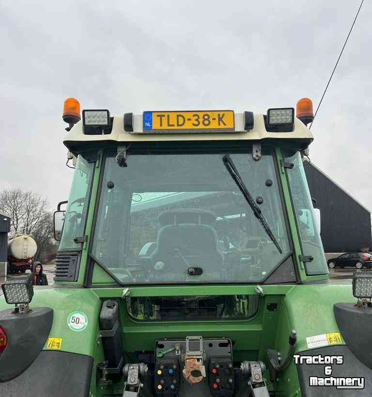 Tractors Fendt Farmer 412  Vario Tractor + Quicke X56 voorlader