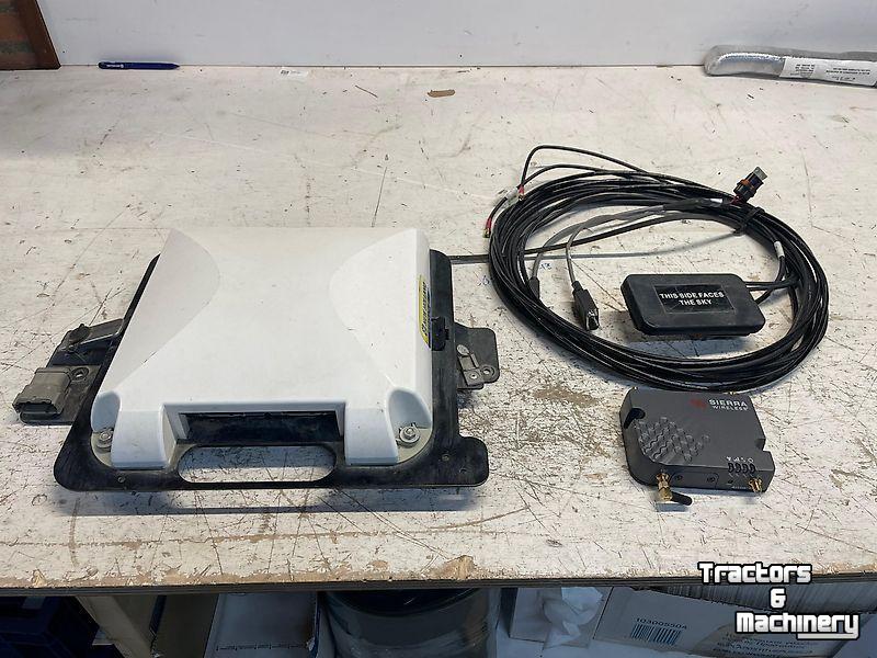 GPS steering systems and attachments Trimble GPS antenne type 372 met modem en RTK unlock