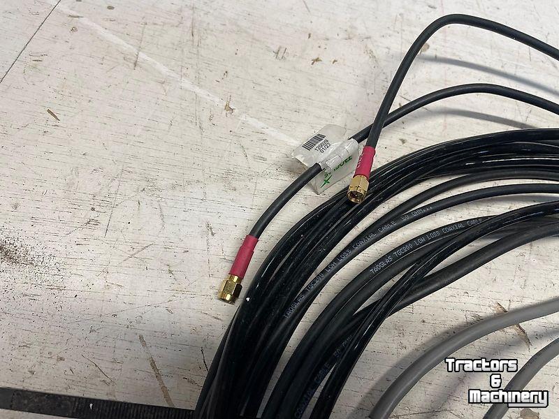 GPS steering systems and attachments Trimble GPS antenne type 372 met modem en RTK unlock