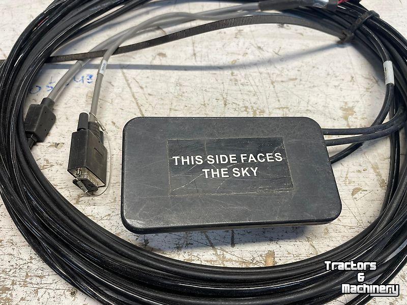 GPS steering systems and attachments Trimble GPS antenne type 372 met modem en RTK unlock