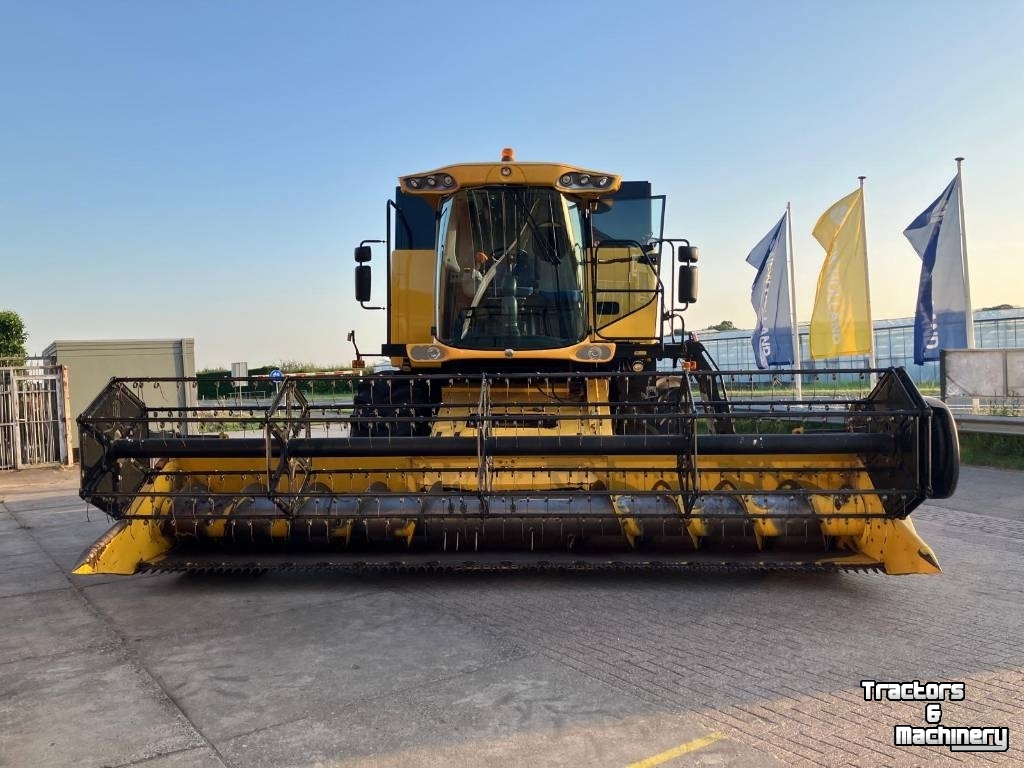 Combine New Holland CS 6080 Combine