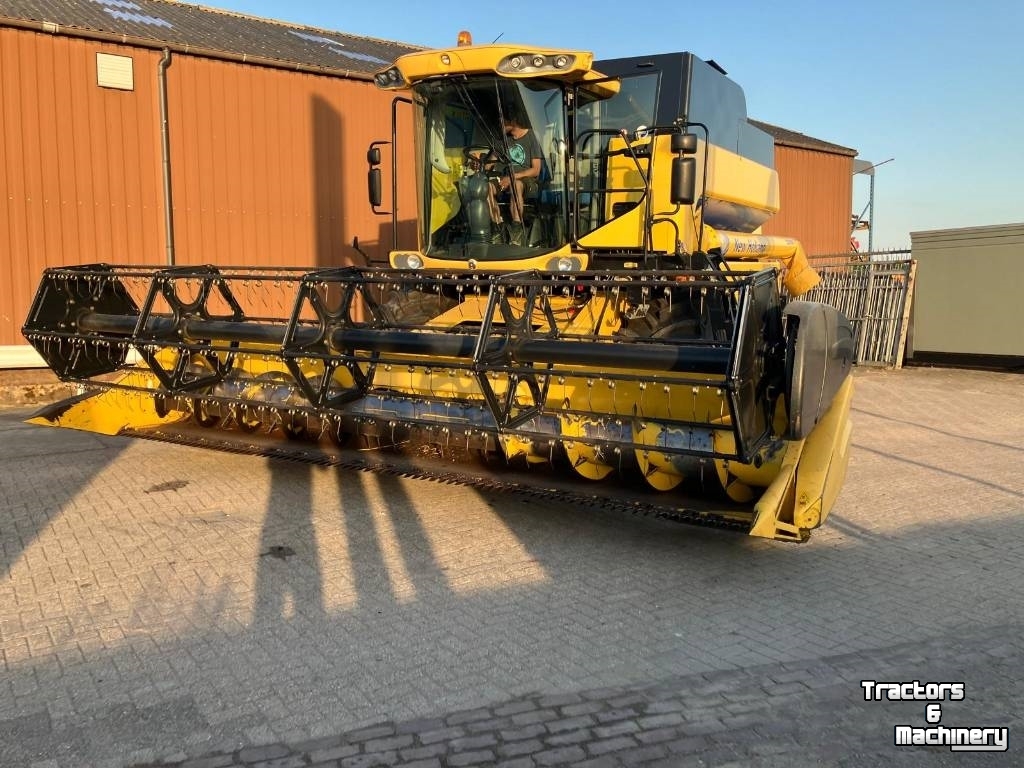 Combine New Holland CS 6080 Combine