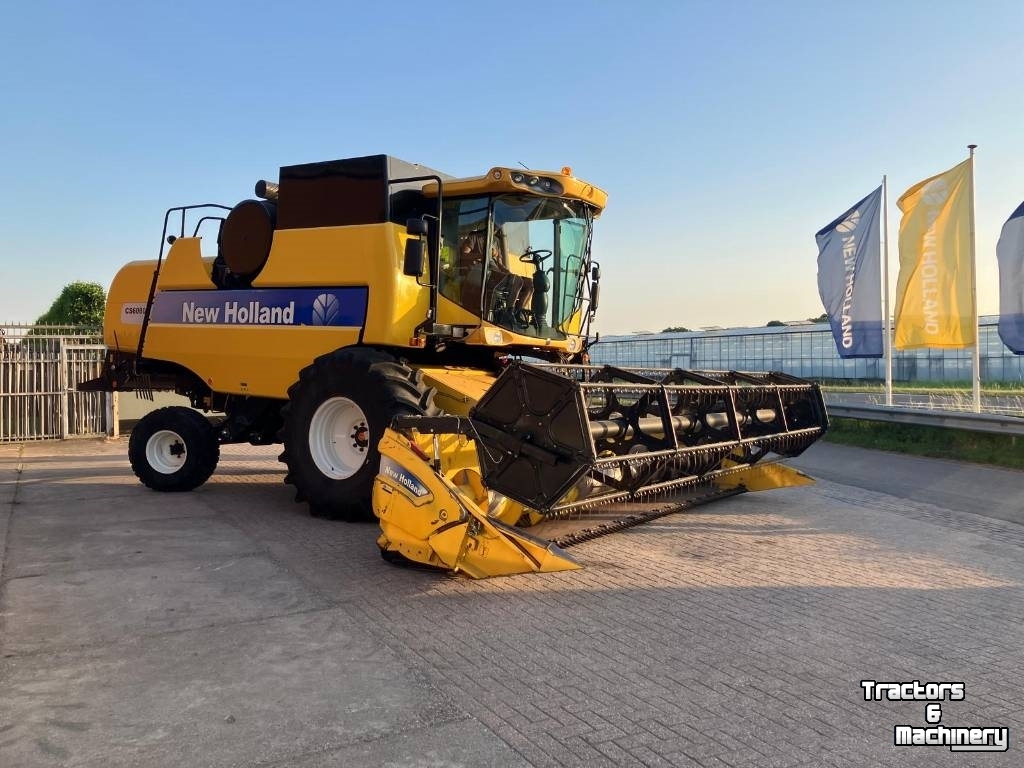 Combine New Holland CS 6080 Combine