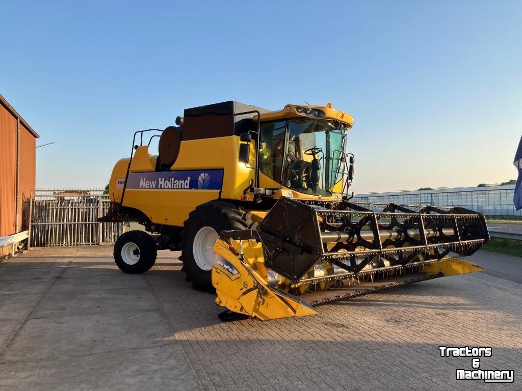 Combine New Holland CS 6080 Combine