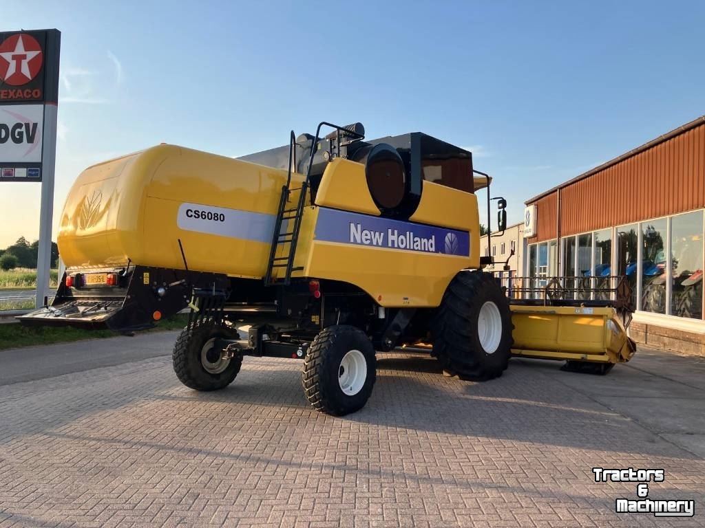 Combine New Holland CS 6080 Combine