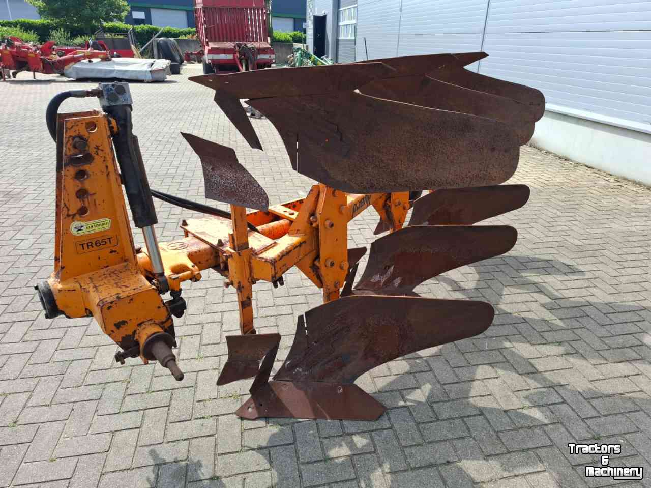 Ploughs Huard 3 schaar wentel ploeg