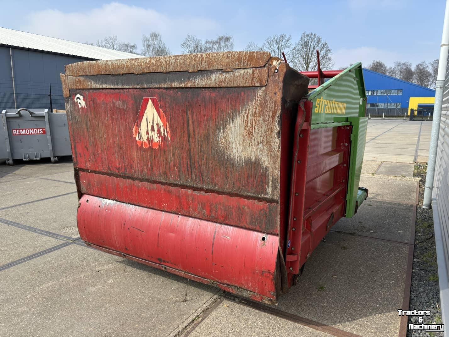 Silage-block distribution wagon  Strautmann BVW Blokkenwagen