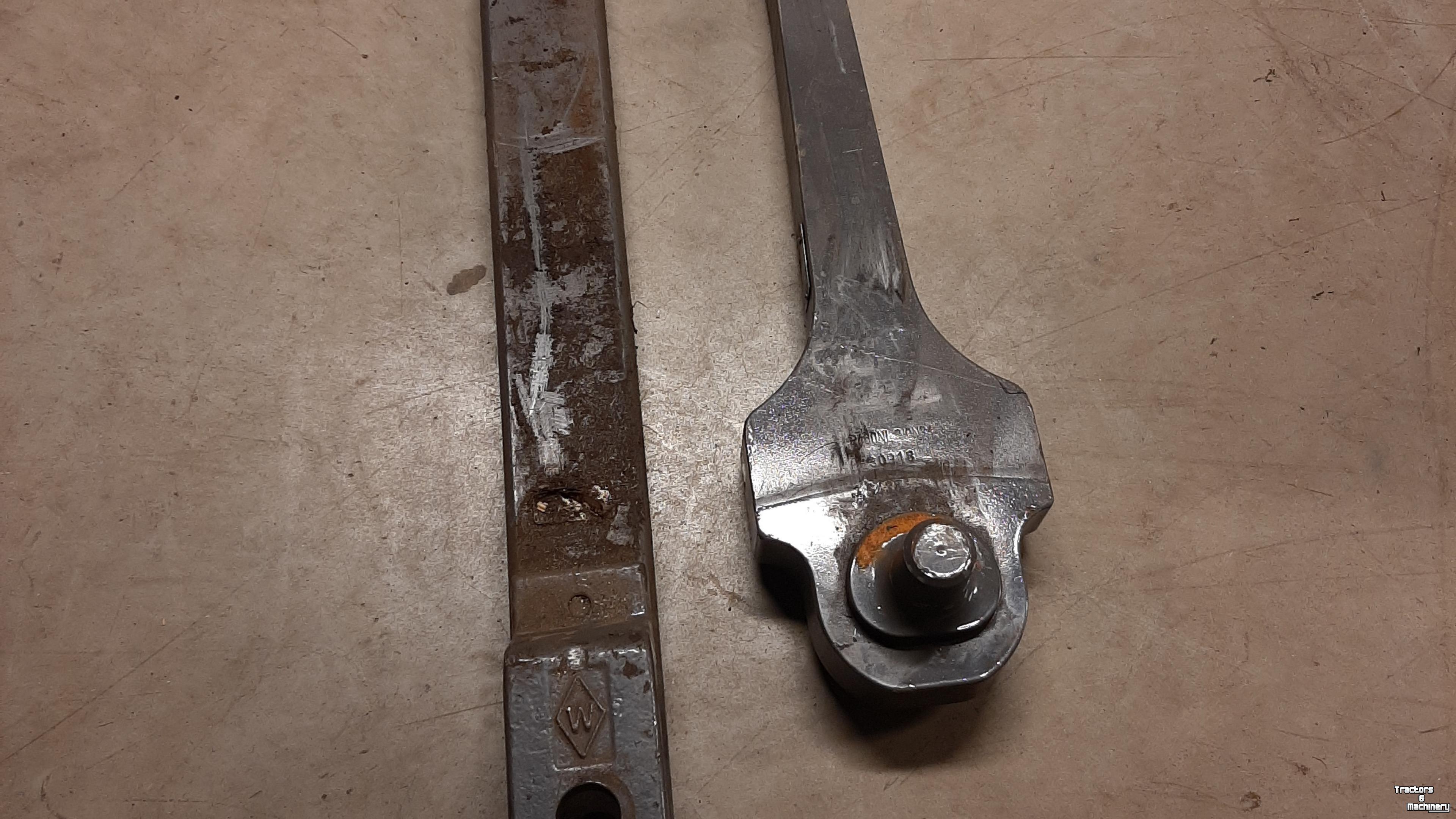 Diverse used spare-parts Massey Ferguson ONDERTREKHAAK