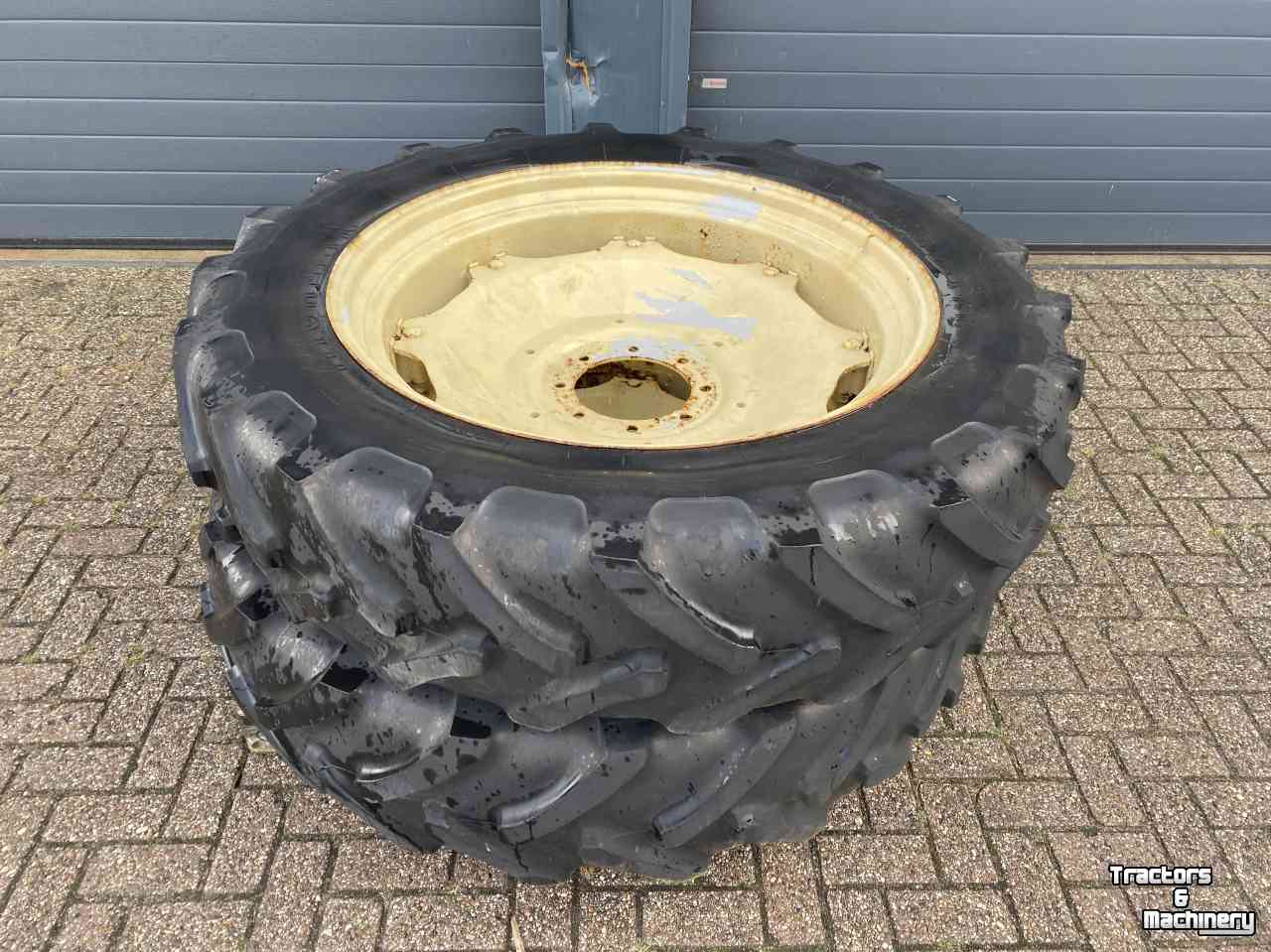 Wheels, Tyres, Rims & Dual spacers Michelin 13.6R38 op 8 gaats velg