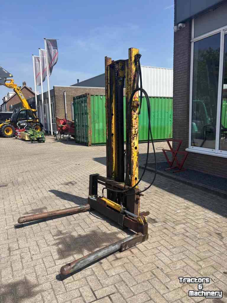 Fork lift & Fork lift truck  Hefmast met ronde-balen klem / rondebalenklem