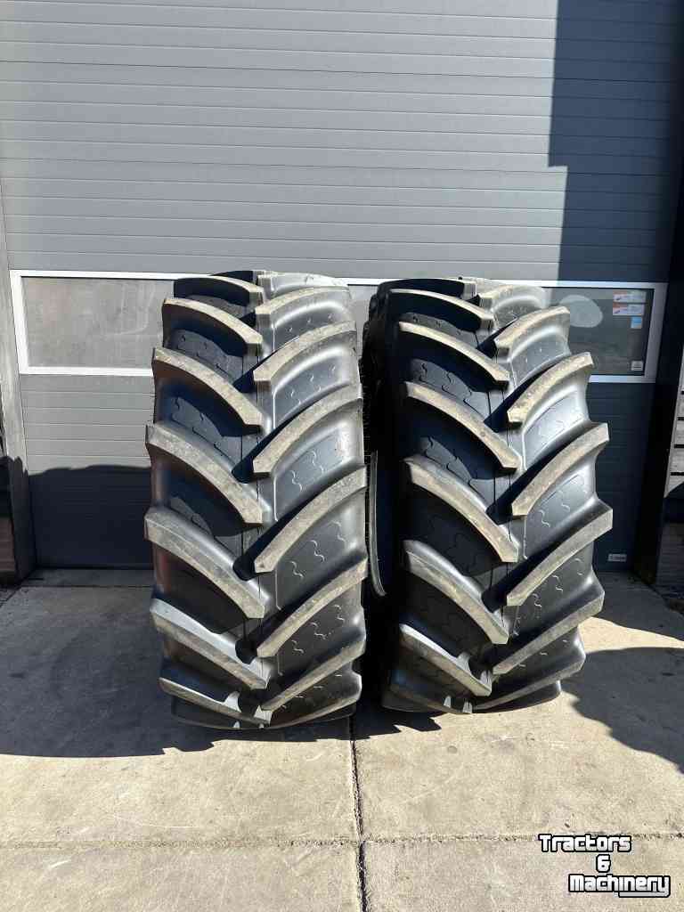 Wheels, Tyres, Rims & Dual spacers BKT 710/70R38 zo goed als nieuwe !