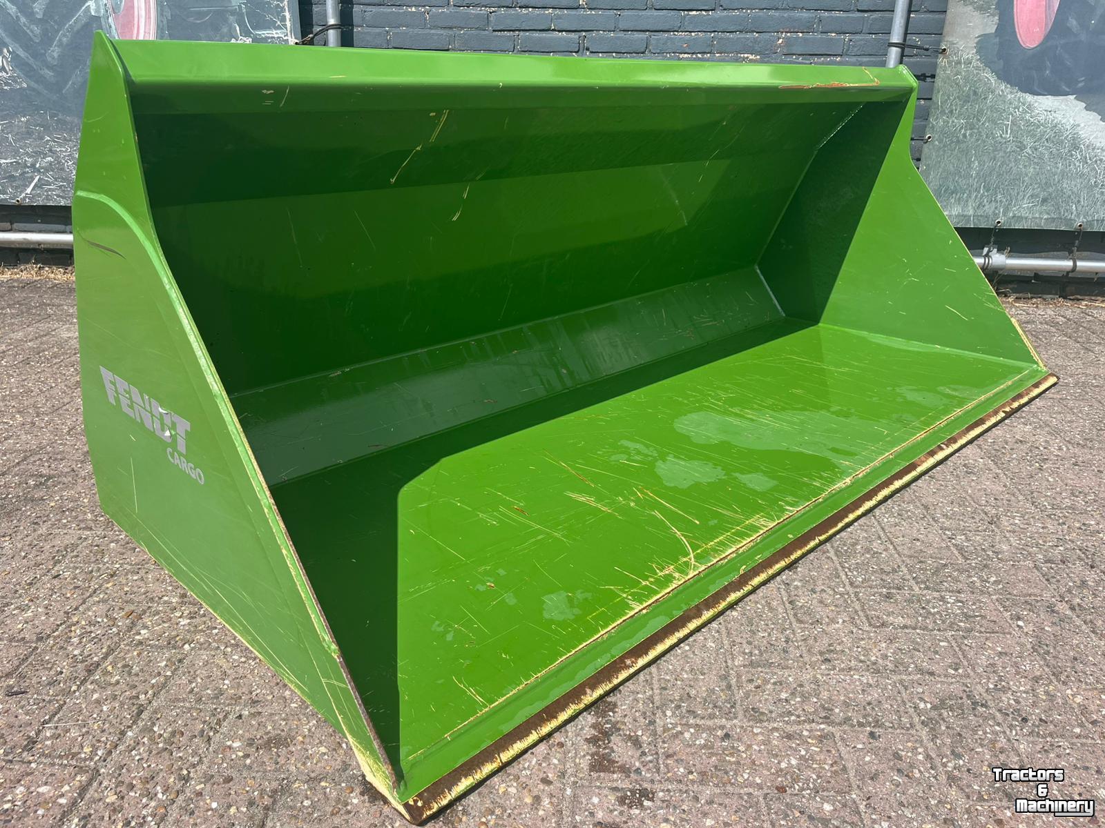 Loading buckets Fendt Unibak 210