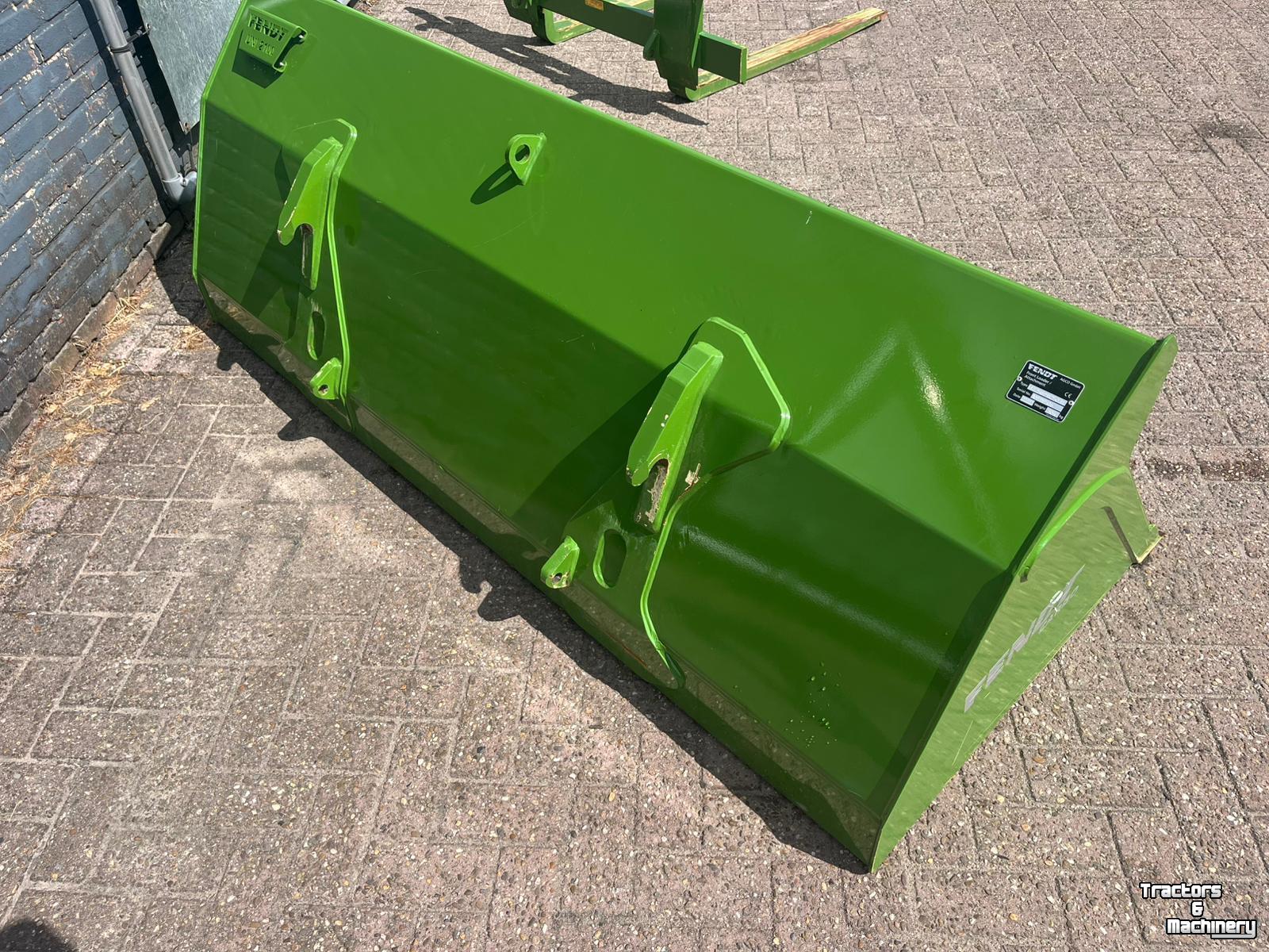 Loading buckets Fendt Unibak 210